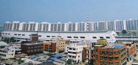 1980년대 후반 노원역 주변 모습이다. 당시 택지 개발이 일부 완료되면서 아파트가 대량 공급되고, 상업 시설도 들어섰다.