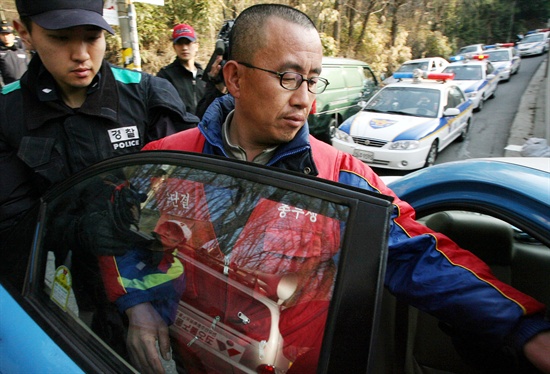 2006년 3월 27일 오전 서울 성북동에 위치한 코오롱 이웅렬회장 집에 난입, 회장 면담을 요구하던 코오롱 구미공장 해고노동자 30여 명이 경찰에 연행되고 있다. 