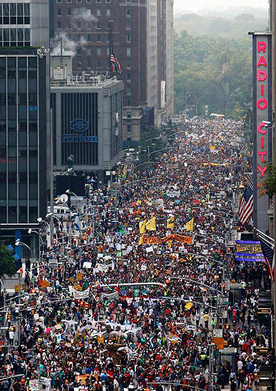 뉴욕 기후정상회의를 앞두고 열린 전세계에서 열린 '피플즈 클라이밋 마치(People's Climate March)'. 사진은 월스트리트에서 진행된 '로빈후드세 랠리'.