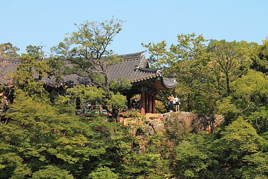 죽서루, 바위 절벽 위에 서서 아래를 내려다보는 사람들.