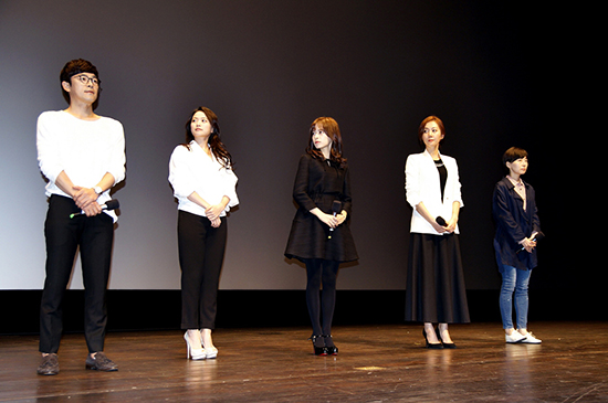  지난 8일 부산국제영화제 상영 후 관객들과 만나고 있는 영화 <카트>의 감독과 배우들