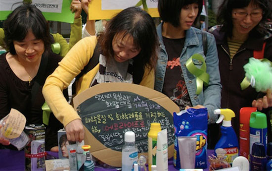 여성환경연대가 생활화학용품 속 유해물질에 대한 캠페인을 하고 있다. 