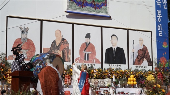 10일 경주 불국사에서 열린 제42회 신라불교문화 영산대제에 박정희 전 대통령의 초상화가 걸려 논란이 되고 있다.