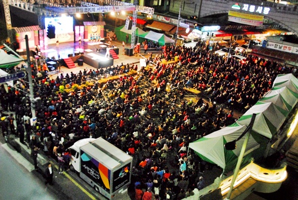 수원 '팔달문지역 시장거리축제' 이틀 째 지동교에 시민가요제에 모인 인파