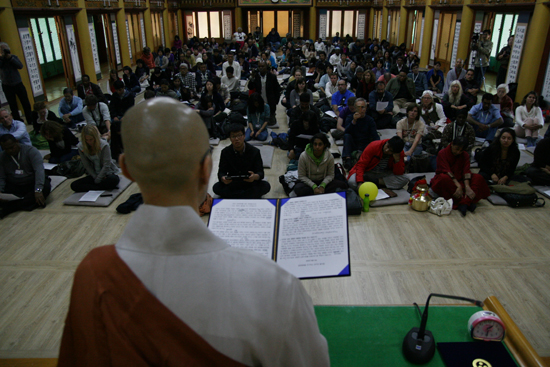 11일 강원도 평창군에 위치한 오대산 월정사에서 범불교계가 ' 생명평화를 위한 평창불교선언'을 발표한 가운데 오대산 성원사 인광 주지 스님이 선언문을 낭독하고 있다.
