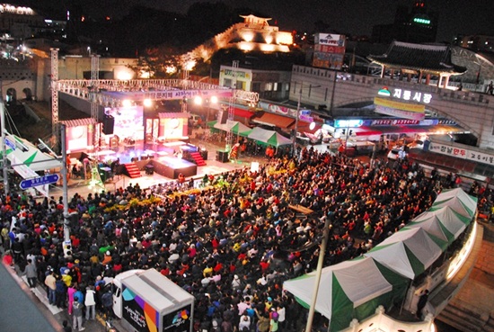 팔달문지역 시장거리축제 3일째 대학가요제가 열리고 있는 지동교  광장