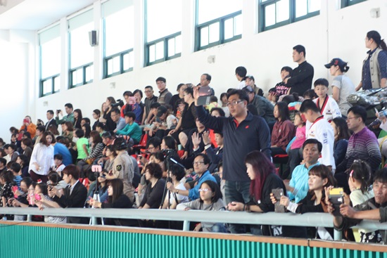 돌산실내체육관에서 열린 전남동부지역 국기원 심사에 640여 명이 응시한 가운데 체육관에는 응원나온 가족들이 사진을 찍고 있는 모습 