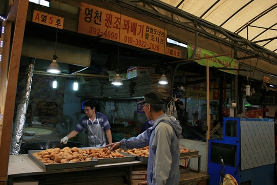  서울 서대문구 영천시장의 추억이 있는 원조 꽈배기집이다.
