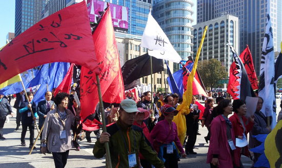 서울 시청에서 경희궁까지 시가 행진 중인 참가자들