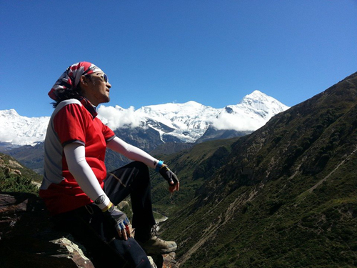 김재희 김재희가 히말라야 산에 오르며 쉬고 있는 모습
