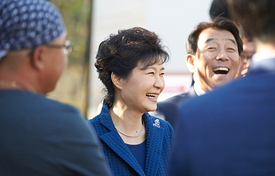박근혜 대통령이 10일 오후 세종시 농업기술센터에서 열린 세종 '창조마을' 시범사업 출범식에 참석, 시범사업 전시관을 참관하고 있다. (자료사진)