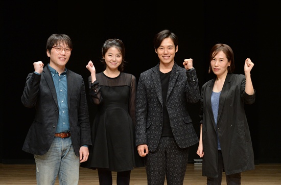  KBS 2TV <드라마스페셜-간서치열전>의 제작진과 출연진. 왼쪽부터 박진석 PD, 배우 민지아, 배우 한주완, 이민영 작가