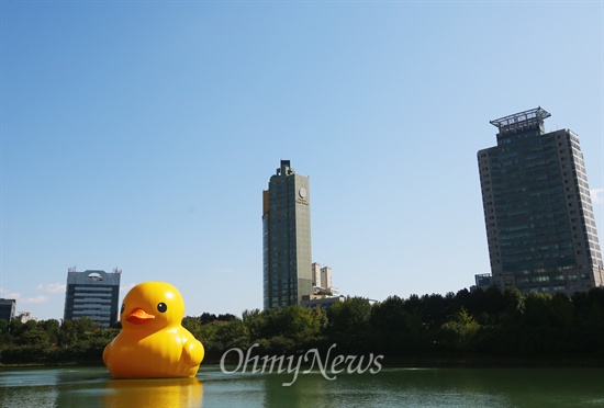 2014년 10월 14일 오후 서울 송파구 석촌호수에 네덜란드 예술가 플로렌타인의 작품 러버덕(Rubber Duck)'이 떠 있다. 