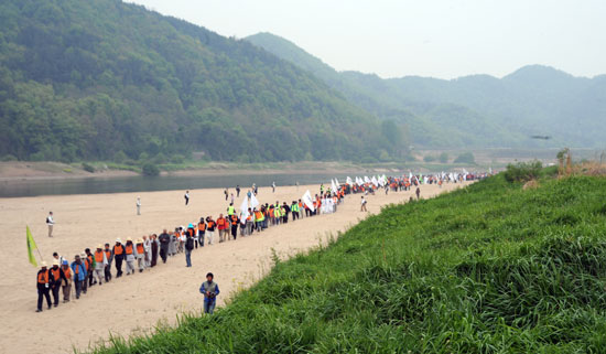  명승 제21호로 지정되어 있는 고마나루는 금강변에 넓게 펼쳐진 백사장과 솔밭`연미산이 어우러져 아름다운 경관을 자아내는 곳으로 역사 문화적`경관적 가치가 뛰어난 명승지로 평가되고 있다. 2008년 운하반대생명평화도보순례단이 찾았던 당시에는 준설 전 모습. 