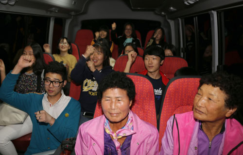 시네마 버스를 타고 영화를 본 신안 비금도 주민들. 70대와 80대 할머니부터 학생들까지 세대를 넘어 참여했다.