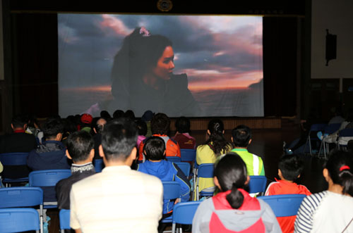 신안 비금초등학교에 들어선 '찾아가는 영화관'에 온 섬마을 주민들이 영화 '해적'을 보고 있다.
