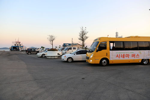 지난 11일 '찾아가는 영화관'이 열린 신안 비금도. 가산항에 시네마 버스가 멈춰 마을사람을 기다리고 있다.