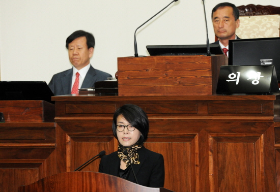  14일 오전 울산시의회 의사당 본회의장에서 열린 임시회 본회의에서 최유경 시의원이 '초·중·고 무상급식 문제해결 촉구' 시정질문을 하고 있다.



