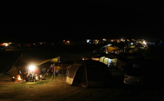 캠핑장은 밤이 깊어갈수록 소리가 크게 들리기 때문에 타인에 대한 배려가 더욱 필요하다.