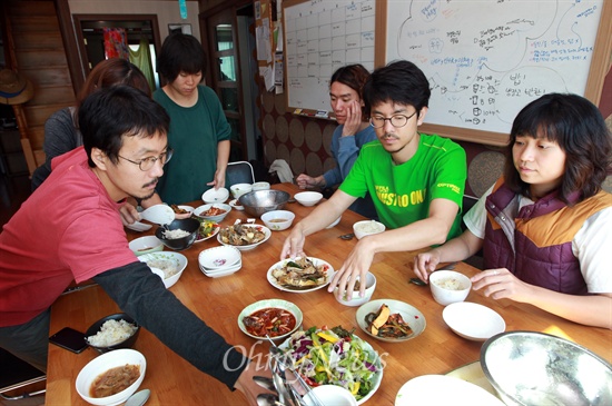 주말 오후 집에 있는 '우리동네 사람들(우동사)' 식구들이 점심시간이 되자, '우동사 1호집'에 모여 점심을 함께 먹고 있다.