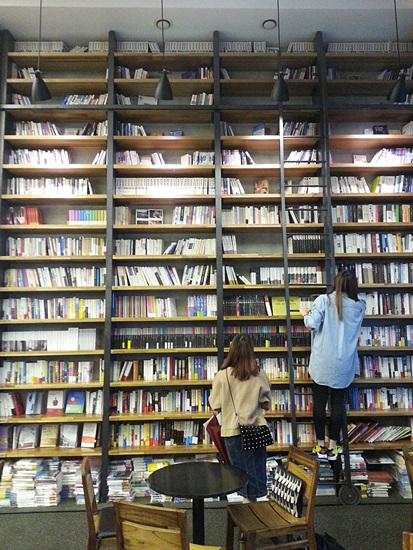 문학동네 북카페 '꼼마'의 2층 천장까지 닿은 책장