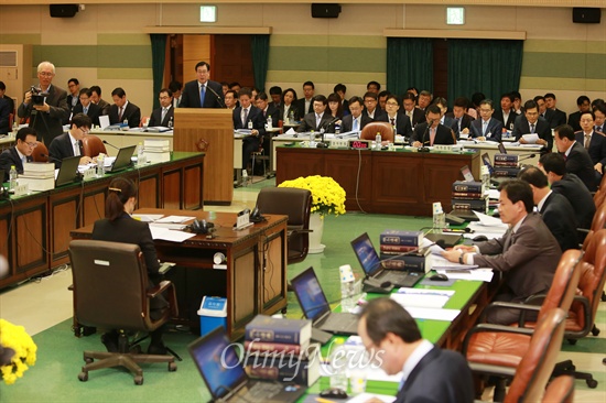 국회 법사위 국정감사가 지난 15일 오전 감사원(원장 황찬현) 대회의실에서 열리고 있다.