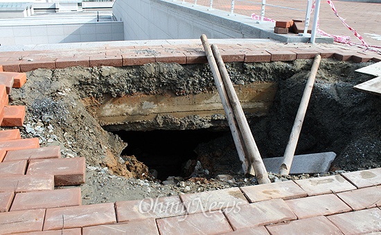 지난 15일 부산 남구에 위치한 일제강제동원역사기념관의 상층부에 구멍이 생기며 지반이 내려앉은 모습. 



