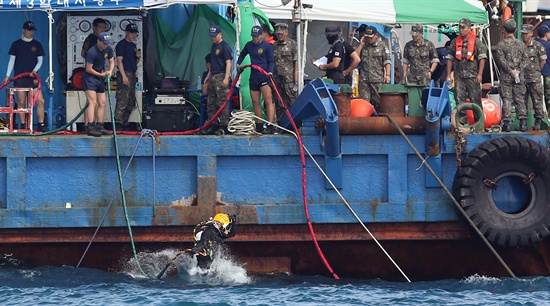 지난 7월 23일 오전 전남 진도군 관매도 인근 세월호 침몰 사고 해역에서 민·관·군 합동구조팀이 수색작업을 벌이고 있다. 