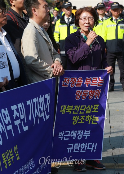 불안한 접경지역 주민 북한에서 태어난 실향민이자 접경지역 주민인 유정숙씨가 불안해서 못살겠다며 호소하고 있다.