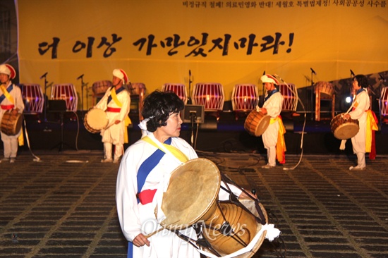  민주노총 경남본부는 마산창원지역 노동자들의 '노동문예 역량 총결집'을 위한 "제26회 들불대동제"를 15일 저녁 창원 용지문화공원에서 열었다. 사진은 풍물공연 모습.