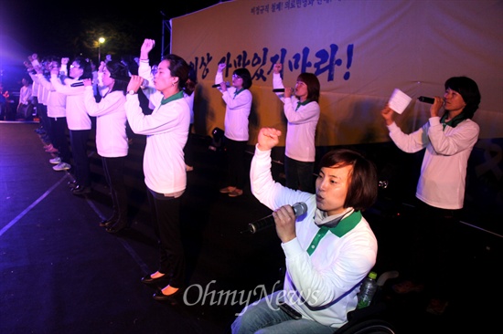  민주노총 경남본부는 마산창원지역 노동자들의 '노동문예 역량 총결집'을 위한 "제26회 들불대동제"를 15일 저녁 창원 용지문화공원에서 열었다. 사진은 '노래극' 공연 모습.