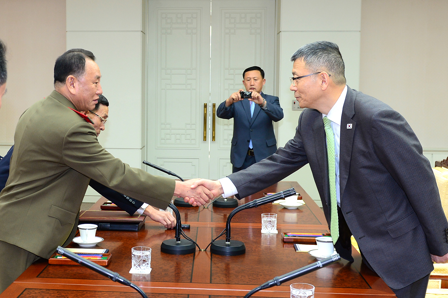 남북 군사당국자 접촉 좌측 김영철 국방위원회 서기실 책임참사 겸 정찰총국장, 우측 류제승 국방부 정책실장

