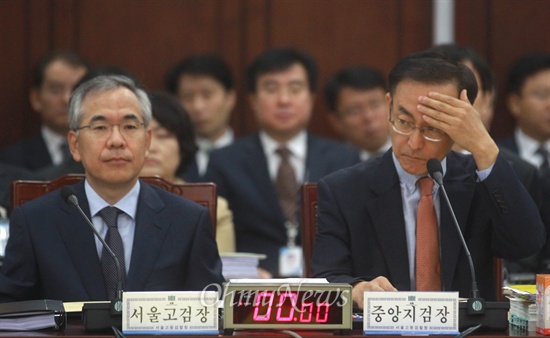 카카오톡 검열 추궁에 난감한 김수남 서울중앙지검장  국민수 서울고등검찰청 고검장과 김수남 서울중앙지방검찰청 검사장(오른쪽)이 16일 오전 서초구 서울고등검찰청에서 열린 국회 법제사법위원회의 서울고검과 서울중앙지검 등에 대한 국정감사에서 최근 불거진 카카오톡에 대한 검찰의 사이버 검열 논란을 두고 야당 의원들의 질타가 이어지자, 난감한 표정을 짓고 있다.