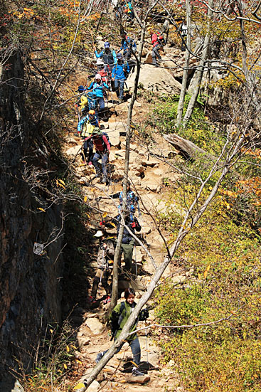 흘림골, 가파른 등산로를 줄지어 내려오는 등산객들.