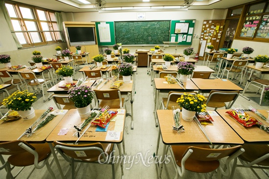 시들지 않은 생생한 국화가 책상마다 놓여 있는 단원고 2학년 4반 교실. 학부모님들이 매번 찾아와 꽃을 두고 청소도 하고 간다(10월 17일 촬영).