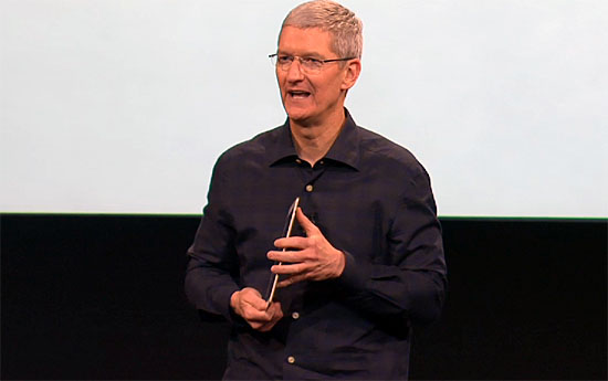 팀 쿡 애플 CEO가 16일(한국시간 17일 새벽) 미국 캘리포니아 쿠퍼티노 본사에서 열린 신제품 발표 행사에서 아이패드 에어2를 소개하고 있다.(애플 키노트 화면 갈무리)
