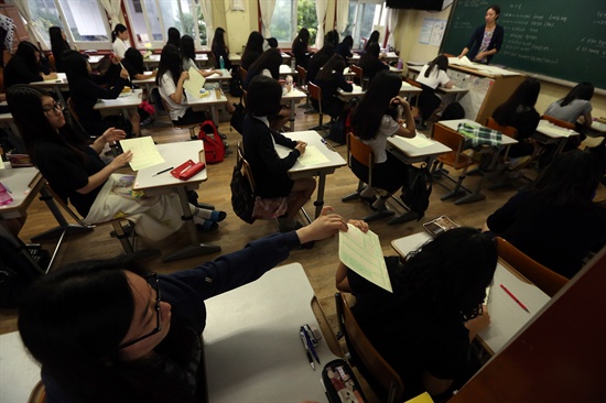대학수학능력시험 9월 모의평가가 치러진 3일 오전 서울 풍문여고 3학년 학생들이 시험 답안지를 나누고 있다.