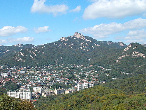 북한산 보현봉 북악팔각정에서 바라본 북한산 보현봉. 아랫동네는 평창동이다. 