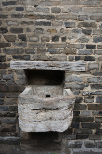 벽에 ‘석류(石流)’라고 하는 우물에서 퍼 올린 물을 흘려보내 담을 수 있는 돌로 된 저장소가 달려 있다.