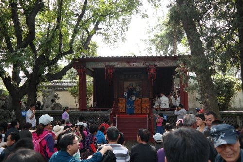 나무, 태호석, 연못, 꽃 등이 잘 조화를 이룬 후화원에서 전통 예악 공연이 펼쳐지고 있다. 