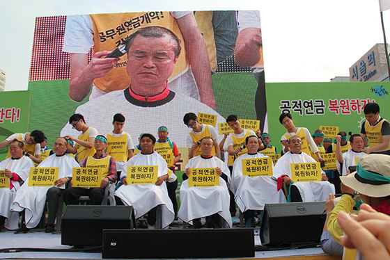 지난 9월 27일 오후 2시 공무원연금 개악 서울역 집회에서 삭발을 단행하고 있는 이홍기 서울특별시공무원노조위원장이다.