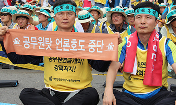 지난 9월 27일 오후 2시 '공무원연금 개악 반대' 서울역 집회에서 삭발하기 전 모습이다.