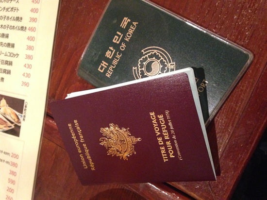 왼쪽은 이예다씨가 가지고 있던 프랑스 망명자용 여권. "Pour Refugie"라는 표시가 선명하다. 오른쪽은 필자의 여권.