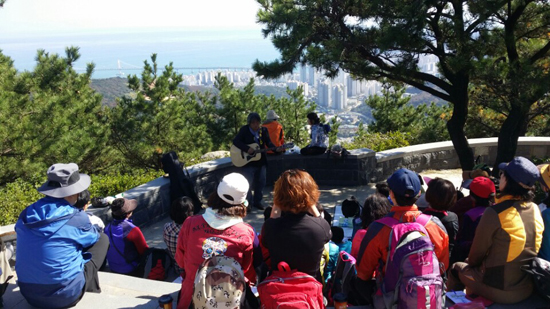 광안리 바다가 보이는 황령산 봉수대에서 우창수 노래공연에 참가하고 있다. 