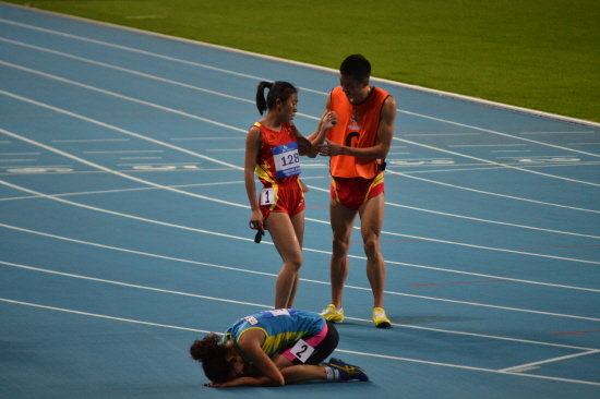  가이드와 함께 뛴 쳉진(중국) 선수, 그리고 결승선 통과 후 엎드려 흐느끼고 있는 콜베코바(우즈베키스탄) 선수[여자 1500미터 T12 결승]