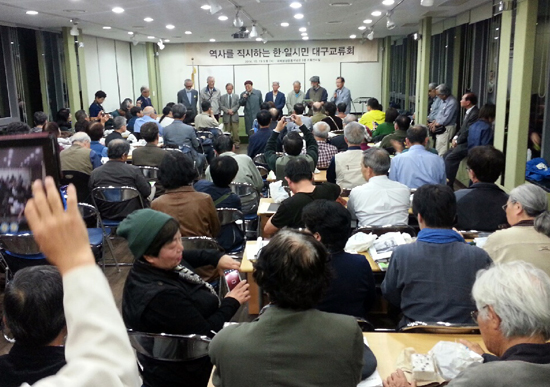 일본인들에게 인사를 하는 대구 원로 민주 인사들.