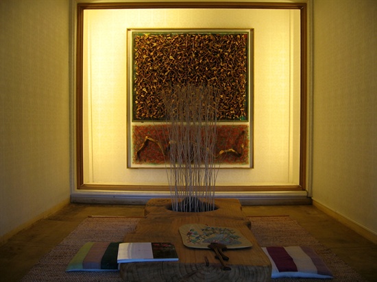 최인준씨의 작품이 전시되어 있는 최승호 옛집의 방 안