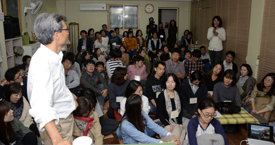 교육문화연구학교 질의 응답 시간 한 참석자는 한국사회에는 강력한 구심점이 없는 것 같은데 변화가 과연 가능할런지를 물었다. 