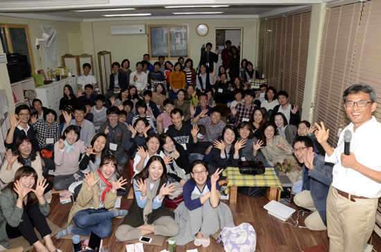 교육문화연구학교  오연호 기자와 참석자들의 행복한 전체 사진. 다들 표정이 행복해 보인다. 