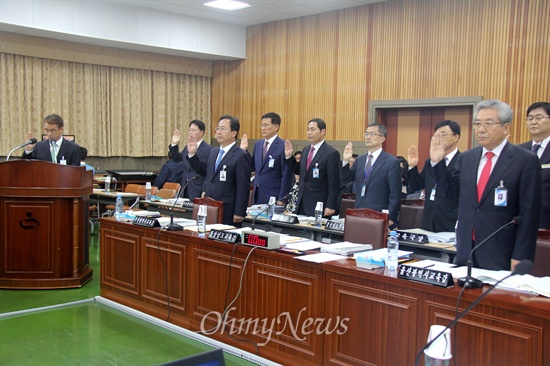 국회 교육문화체육관광위원회가 20일 오전 경남도교육청에서 국정감사를 벌였는데, 박종훈 경남교육감과 김복만 울산교육감, 김석준 부산교육감이 선서하고 있다.